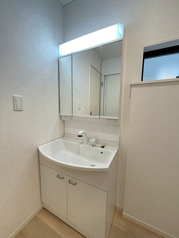 たっぷりの収納を設けたシャワー付洗面台で快適な暮らし。