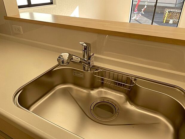 気になる位置の汚れもこの蛇口ならいつも清潔にさっと流せます。