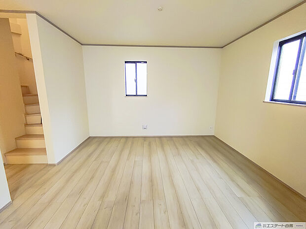 解放感あふれる2階リビングは、自然に光と風に恵まれます。 