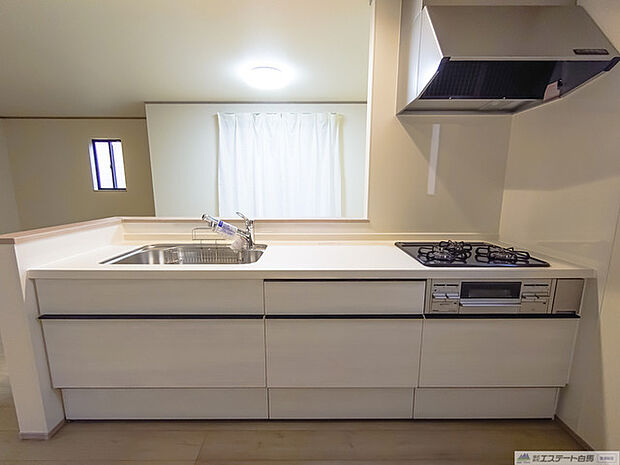 ご家族を近くに感じられる対面キッチン。 