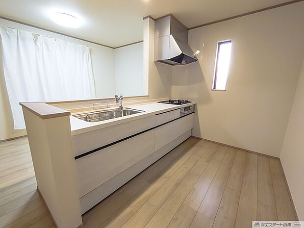 お子様と並んで料理をしても余裕のゆとりのキッチン 