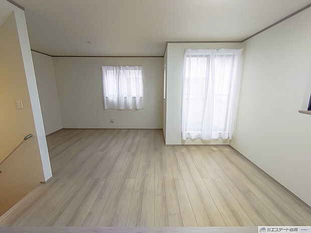 解放感あふれる2階リビングは、自然に光と風に恵まれます。 