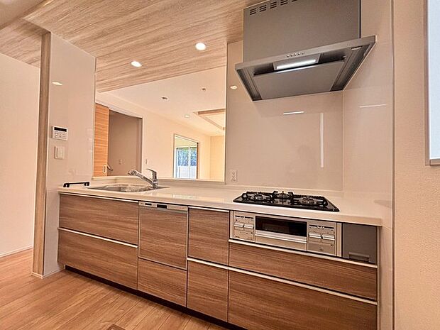 ご家族を近くに感じられる対面キッチン。 