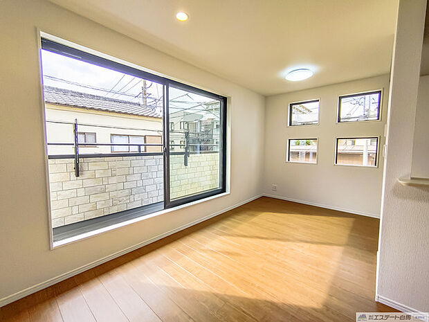 開放感あふれる2階リビングは、自然に光と風に恵まれます。