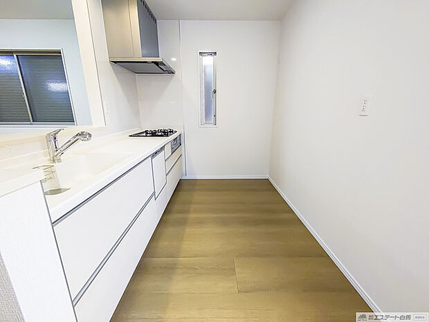 ご家族を近くに感じられる対面キッチン。