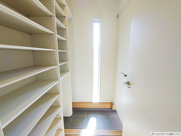 シューズインクローゼットは玄関とリビング、2方向から出入り可能