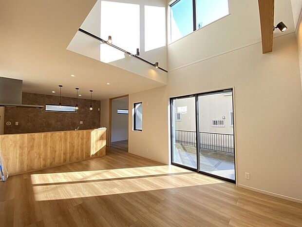 開放的な吹抜けから、自然な光が降り注ぎます。 