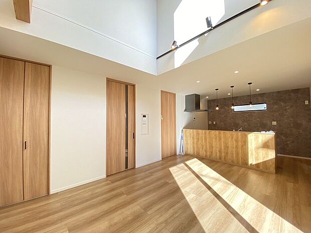 ご家族みんながゆったりくつろげる広々リビング。 