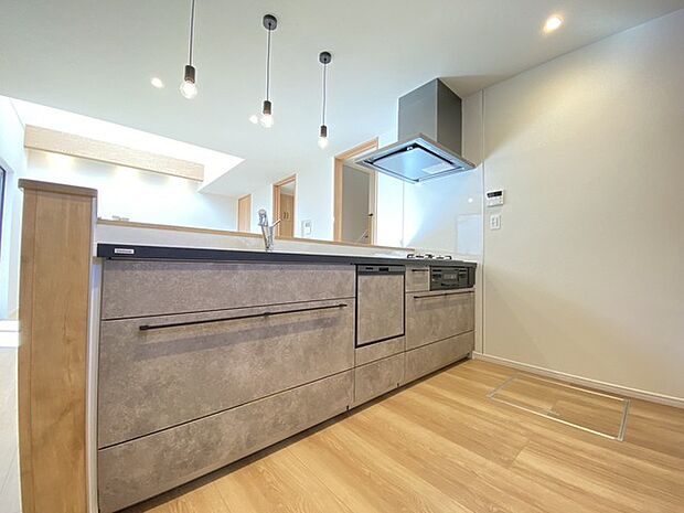 ご家族を近くに感じられる対面キッチン。