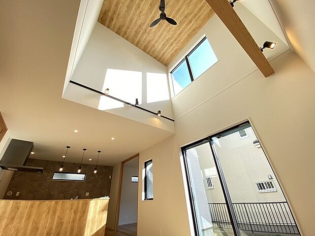 ~ 開放的な吹抜けから自然な光が降り注ぐ吹き抜け ~