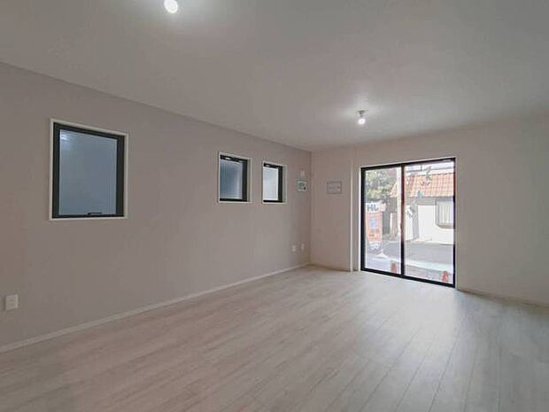 広々とした空間に、心地よい落ち着きが広がる住まい