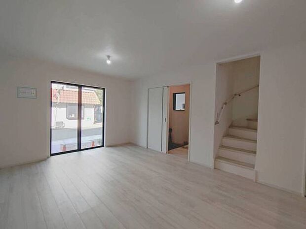 広々とした空間に、穏やかな木目調の床が心地よく広がる住まい