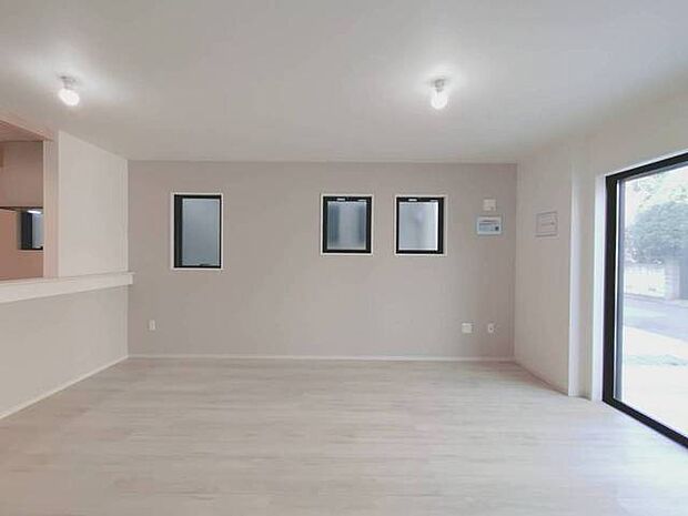 洗練された空間に、確かな落ち着きと広がりを感じます。