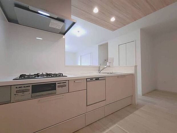 広々とした空間が、心地よい調和を生み出しています。