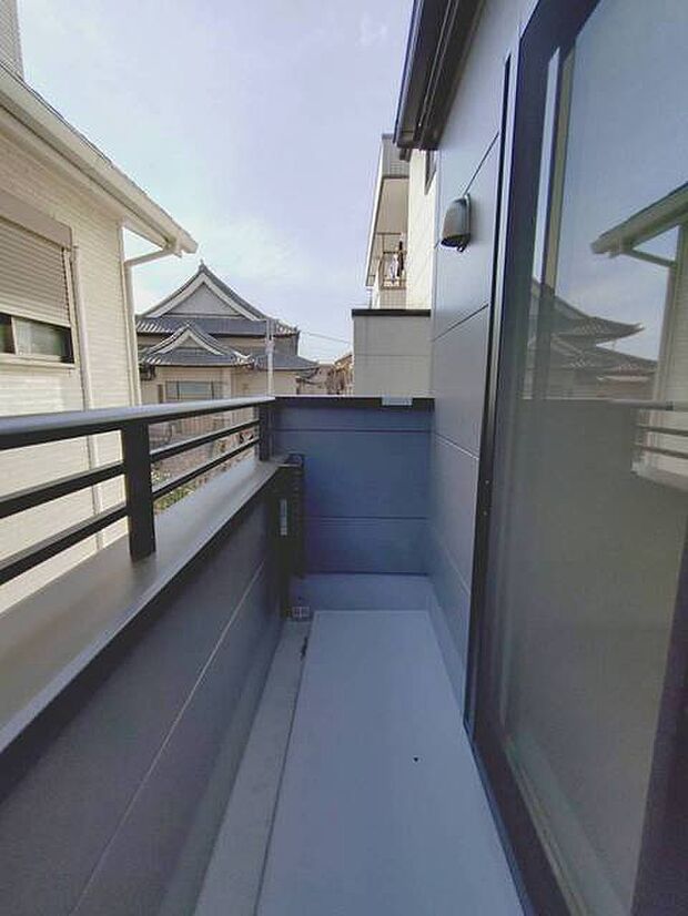 静かな空の下、広がる心地よい空間