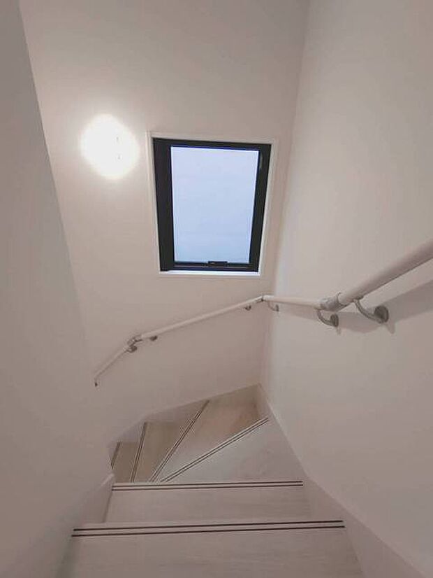 柔らかな光が導く、穏やかな空間へのアプローチ