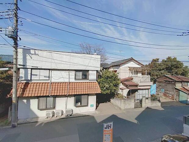 澄み渡る空の下、静けさを感じる佇まい。