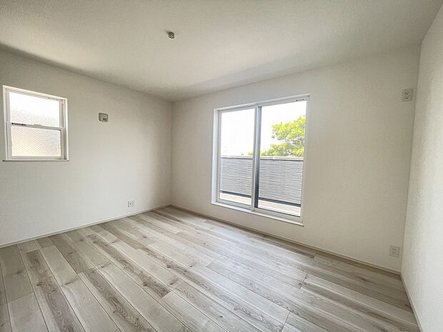 たっぷりの陽光と、心地よい風が舞い込みます。