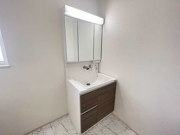 お出かけ前の身だしなみに一歩差がつく三面鏡。