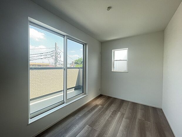 バルコニーからはたっぷりと太陽の光が舞い込みます。