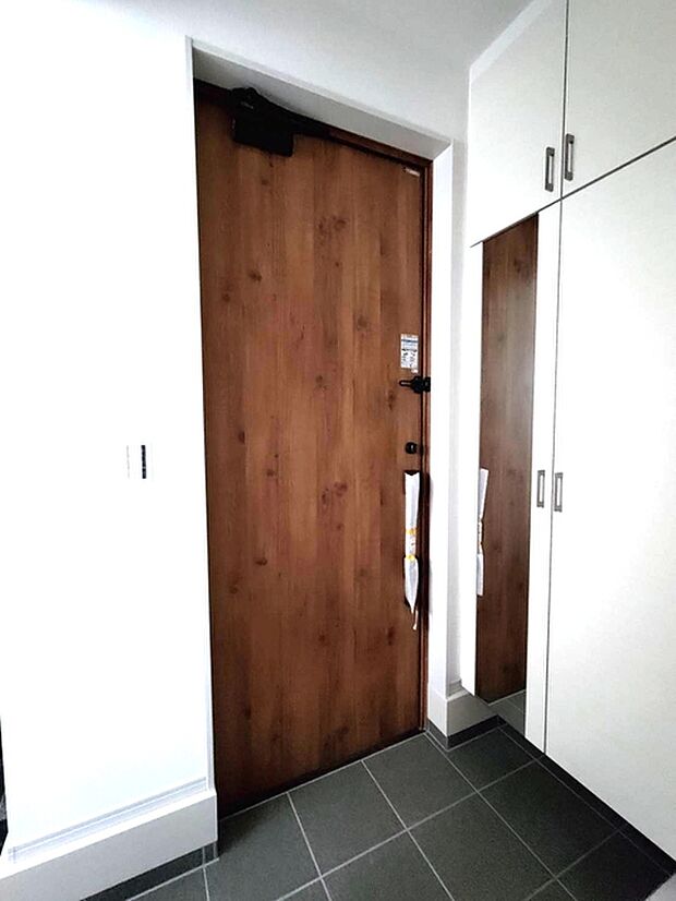 忙しい朝でもさっと身だしなみの確認が出来る大きな鏡付きシューズクローク 