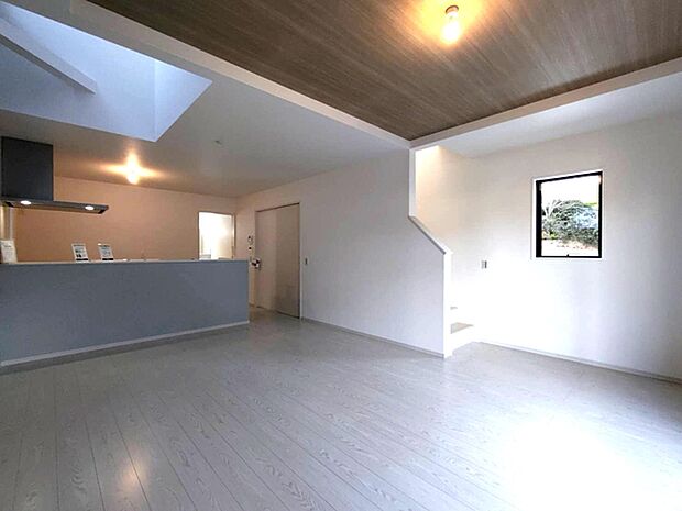 ご家族みんながゆったりくつろげる広々リビング。 