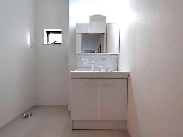 三面鏡にハンドシャワー付き、 使いやすい洗面台。 