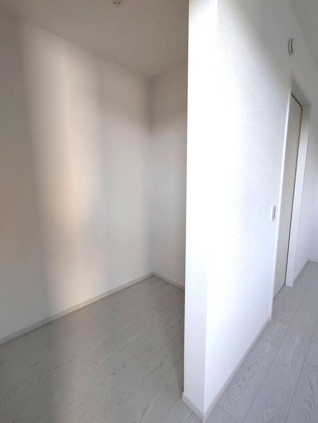 季節物の衣類もスッキリ収納できるウォークインクロゼット。 