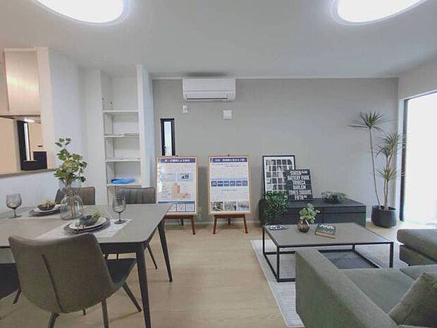 ご家族みんながゆったりくつろげる広々リビング。 