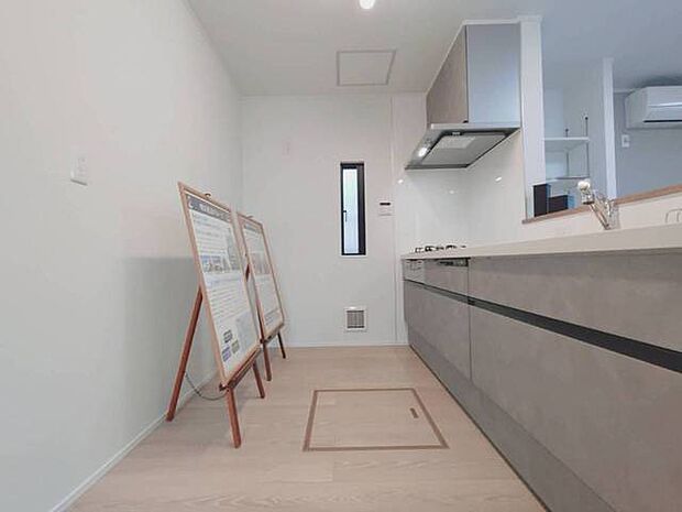 ご家族を近くに感じられる対面キッチン。 