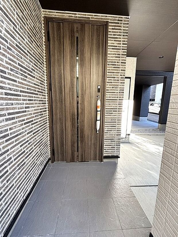 ポーチのついた新築分譲物件。玄関の印象はいかがでしょうか?入口からご覧ください。