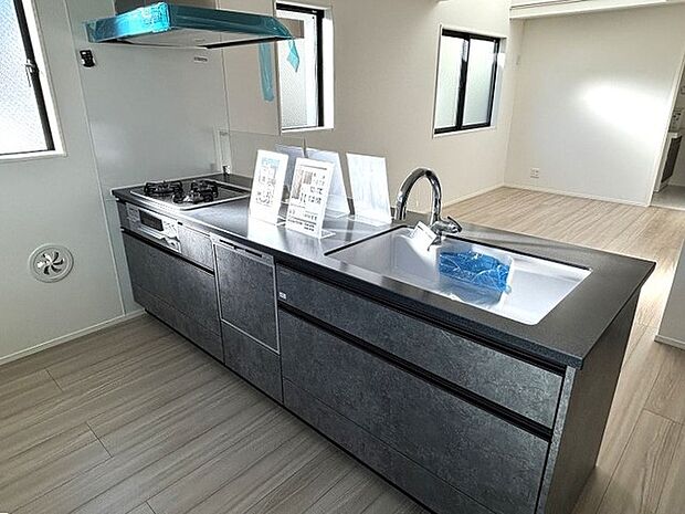 料理をしながらでもご家族との会話を楽しめる対面キッチン。 