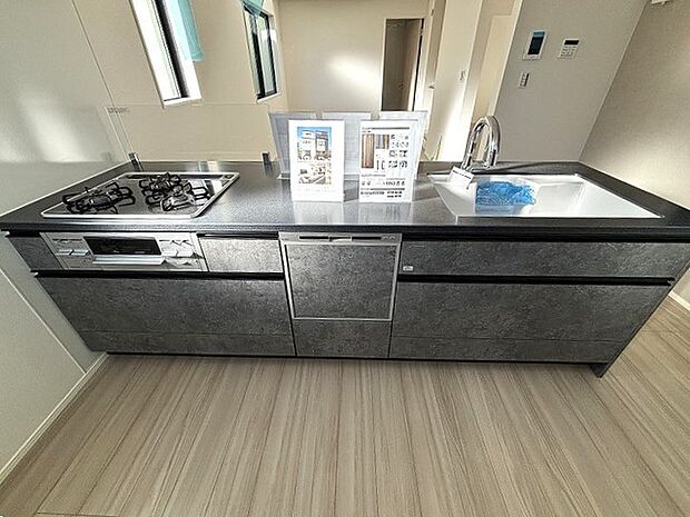 お子様と並んで料理をしても余裕のゆとりのキッチン 