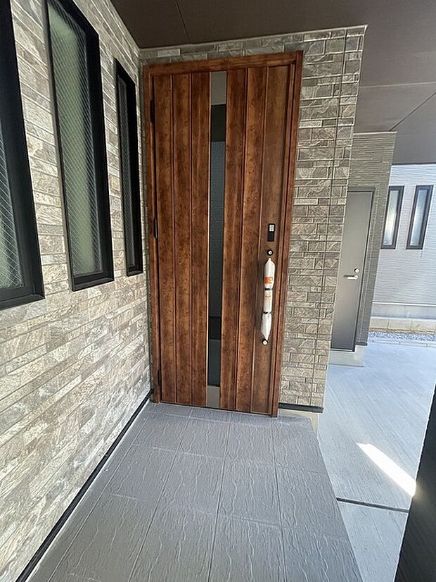 ポーチのついた新築分譲物件。玄関の印象はいかがでしょうか？入口からご覧ください。 