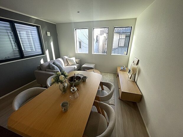 ご家族みんながゆったりくつろげる広々リビング。 