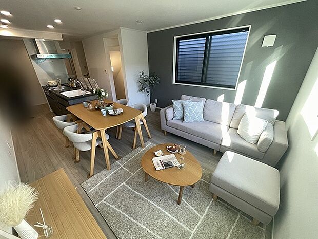 日当たりのいい2階リビングはプライベート性も高く、落ち着いて過ごせます 