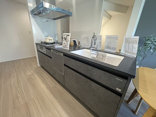 料理をしながらでもご家族との会話を楽しめる対面キッチン。 