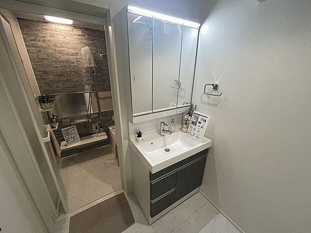 お出かけ前の身だしなみに一歩差がつく三面鏡。