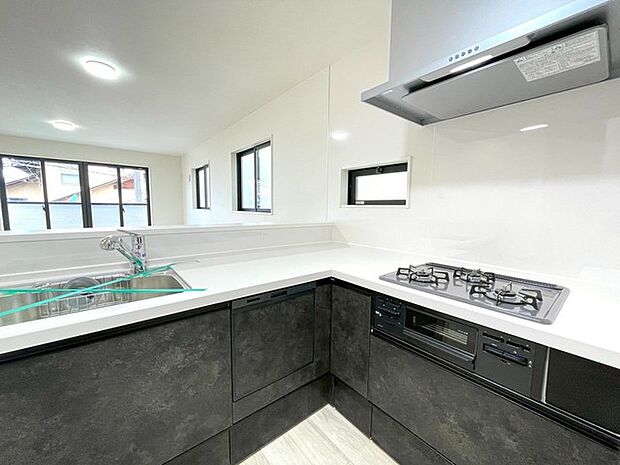 家事動線に配慮されたL字型キッチン。