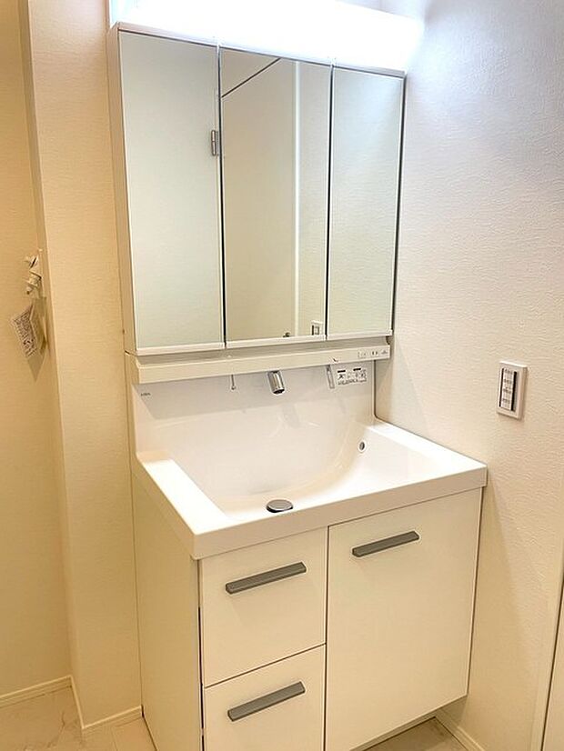 ゆとりの洗面スペースで朝の身支度もスムーズに！  