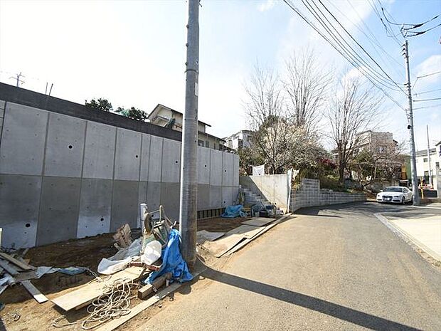 前面道路含む外観