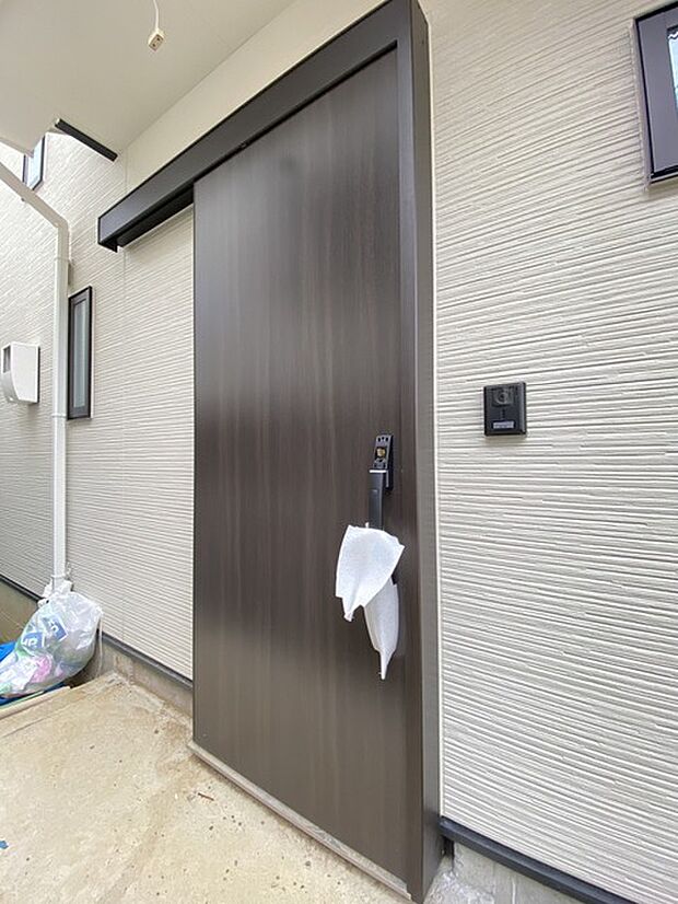 落ち着いた色合いの佇まいが訪れる人を穏やかに迎え入れるエントランス