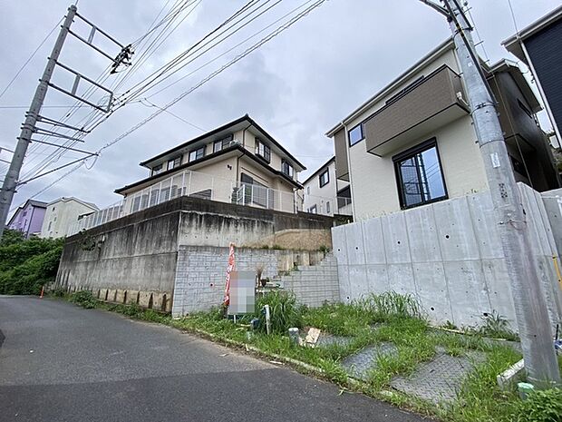 落ち着いた佇まいの住まいが並びゆったりとした時間が流れる閑静な街並み