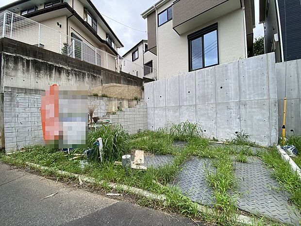 周囲の建物との調和を生み出す落ち着いた佇まいの敷地