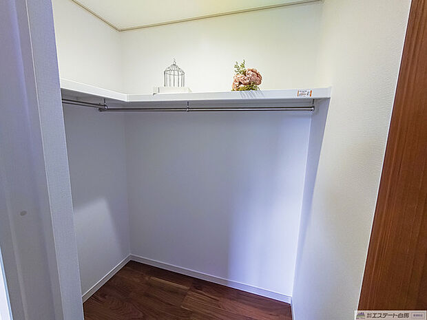 季節物の衣類もスッキリ収納できるウォークインクロゼット。 