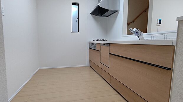 お子様と並んで料理をしても余裕のゆとりのキッチン 