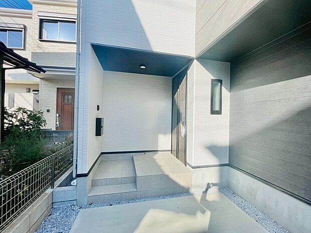 心地よい陰影が、空間に奥行きと落ち着きをもたらします。