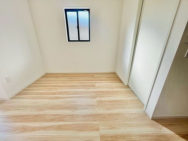 穏やかな木目調の床が、心地よい安らぎをもたらす空間