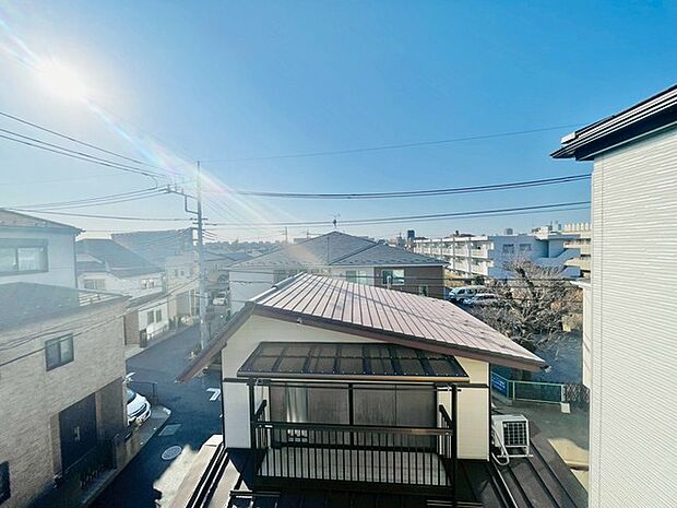 青い空に映える、穏やかな光に満ちた街並み