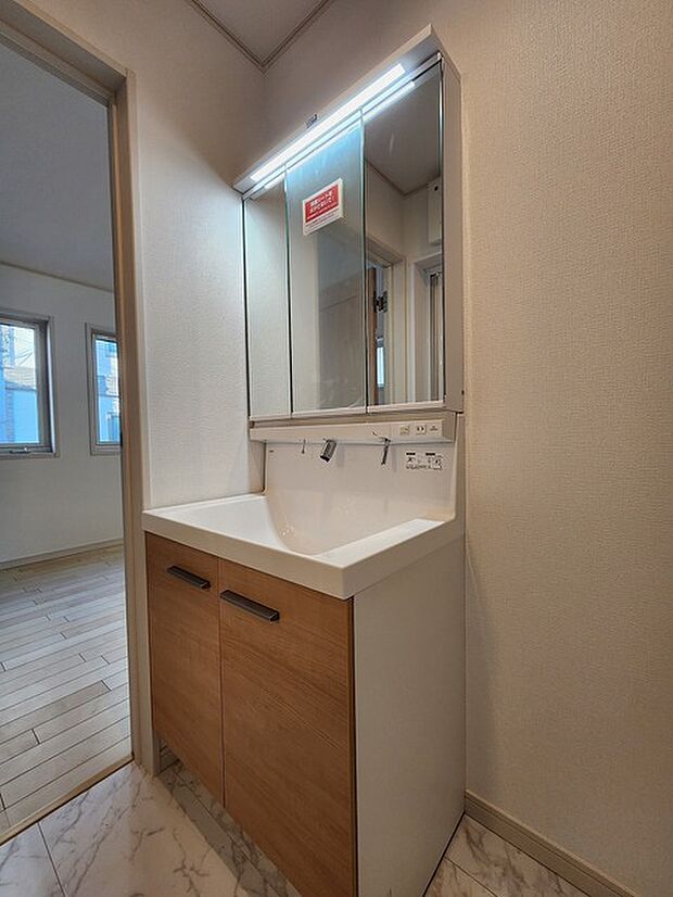 ゆとりの洗面スペースで朝の身支度もスムーズに!